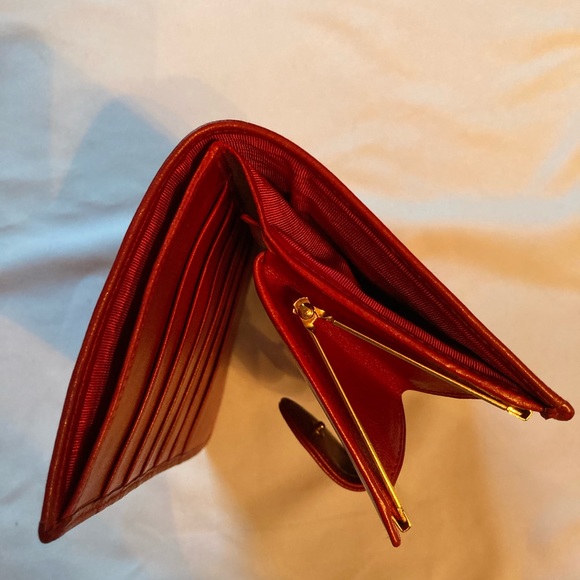 Chanel CC Kiss-lock red leather wallet - Picture 7 of 16